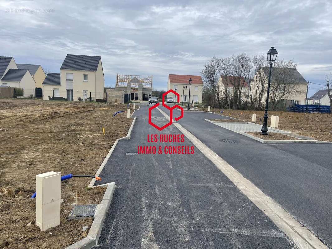 Terrain à PEROY-LES-GOMBRIES