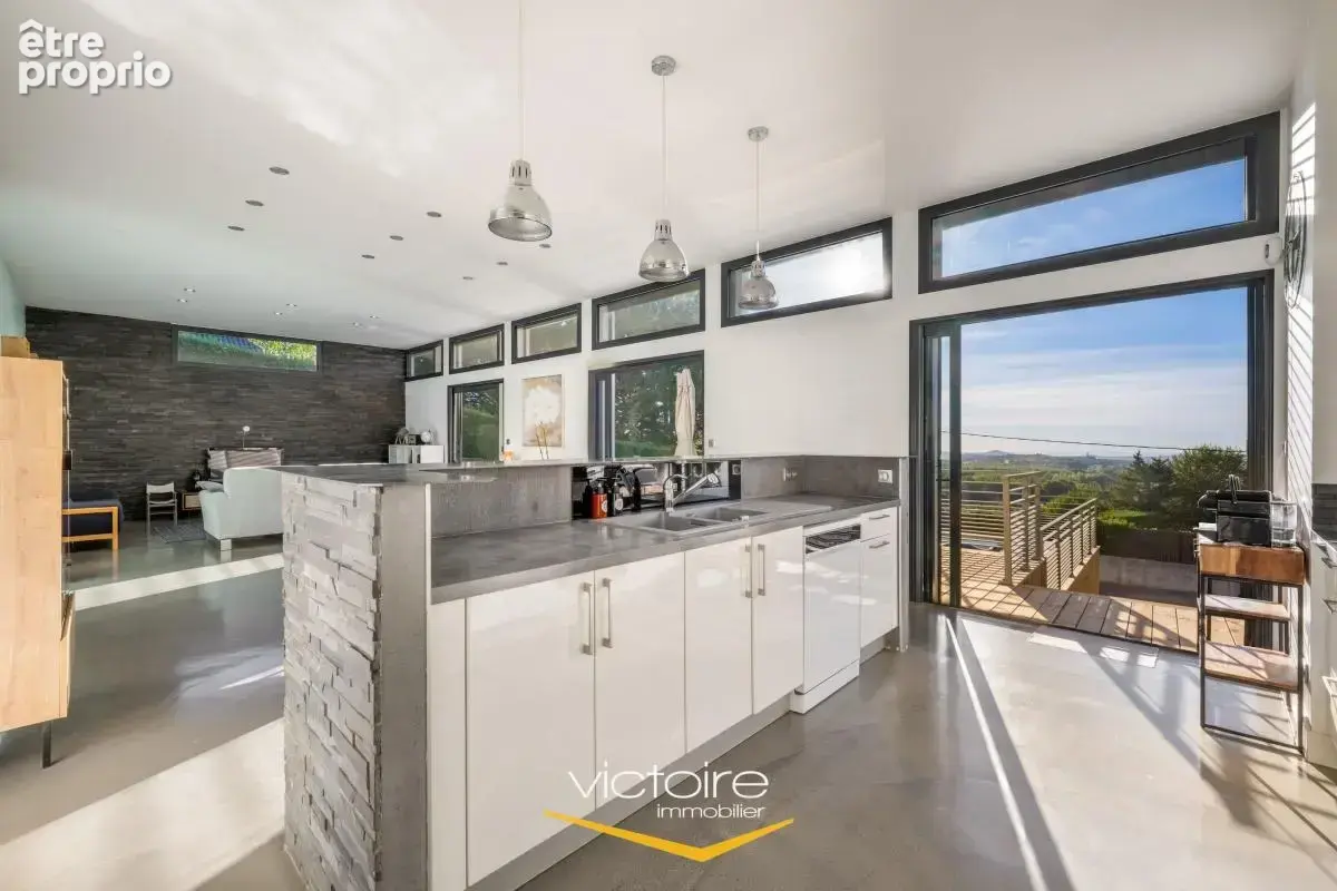 Bourgoin-Jallieu, Mozas – Maison contemporaine de 5ch, 166 m² avec vue incroyable, piscine chauffée et DPE B - photo 9