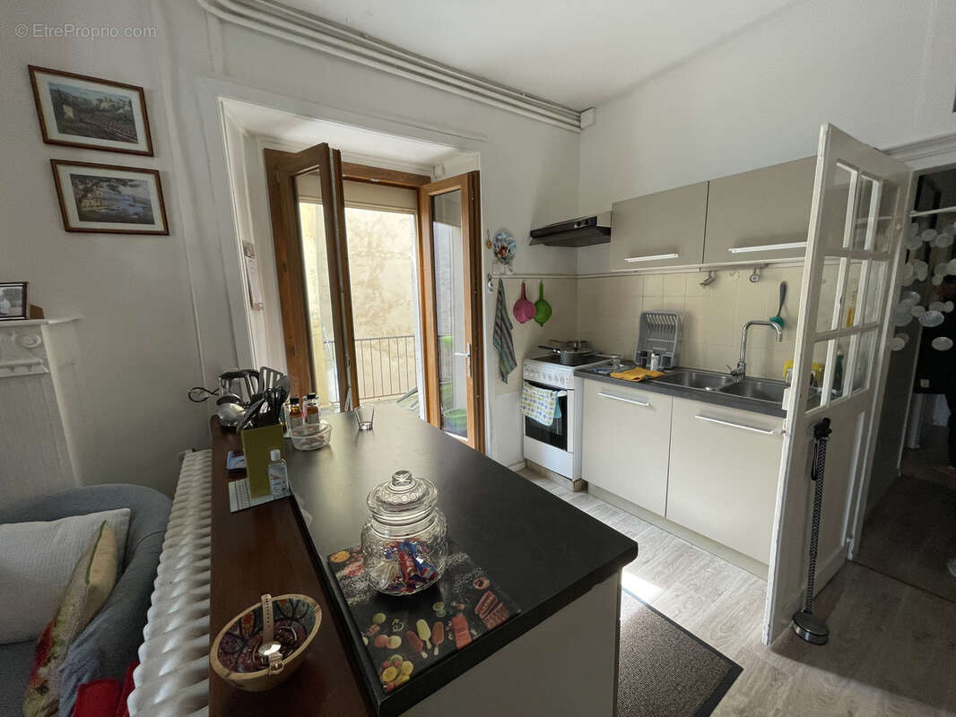 immeuble de 246 m2 - 8 pièces - photo 6