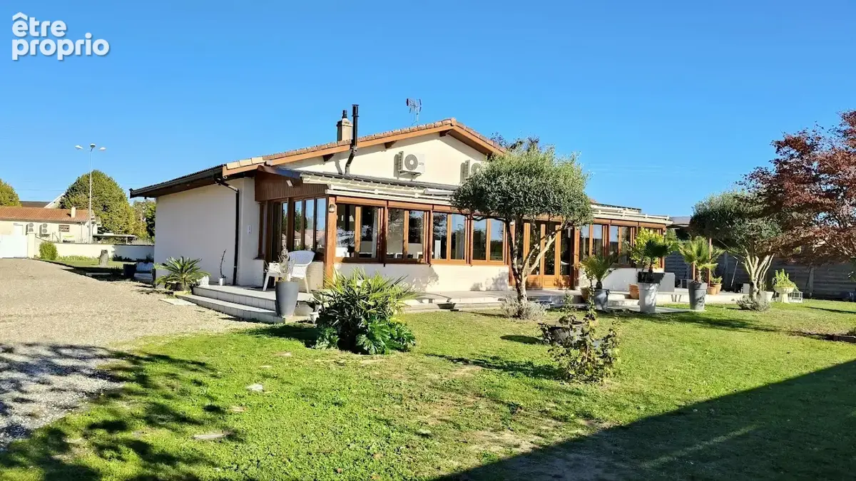 Maison avec véranda   Centre-ville d’Anglade (33390) - photo 2