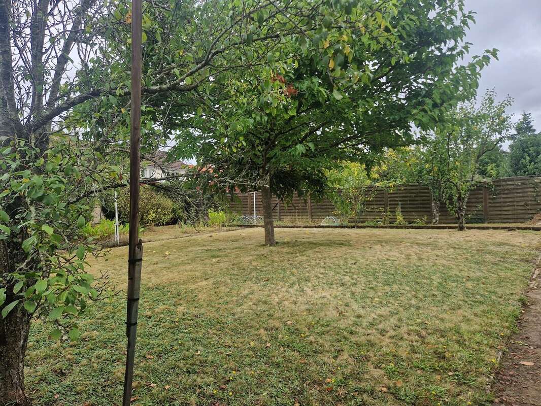 vue côté - Terrain à REZE