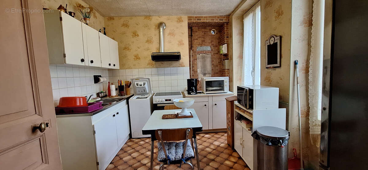 Maison à LAROCHE-SAINT-CYDROINE