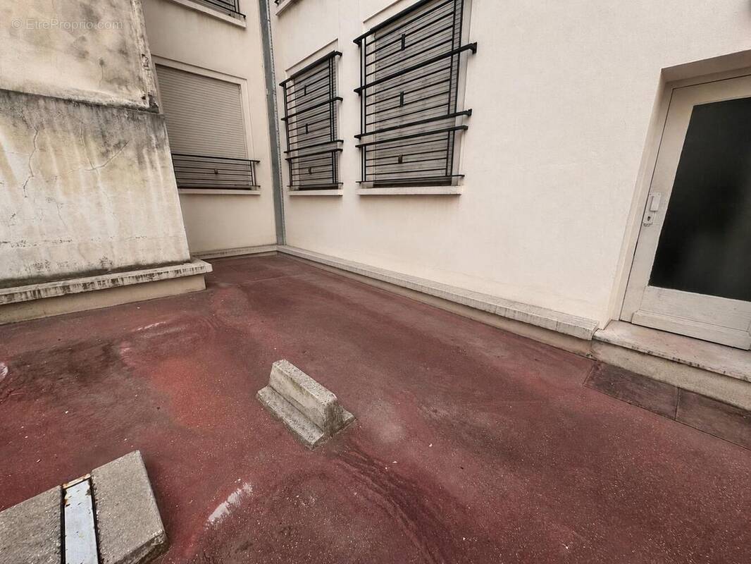   - Parking à LYON-2E