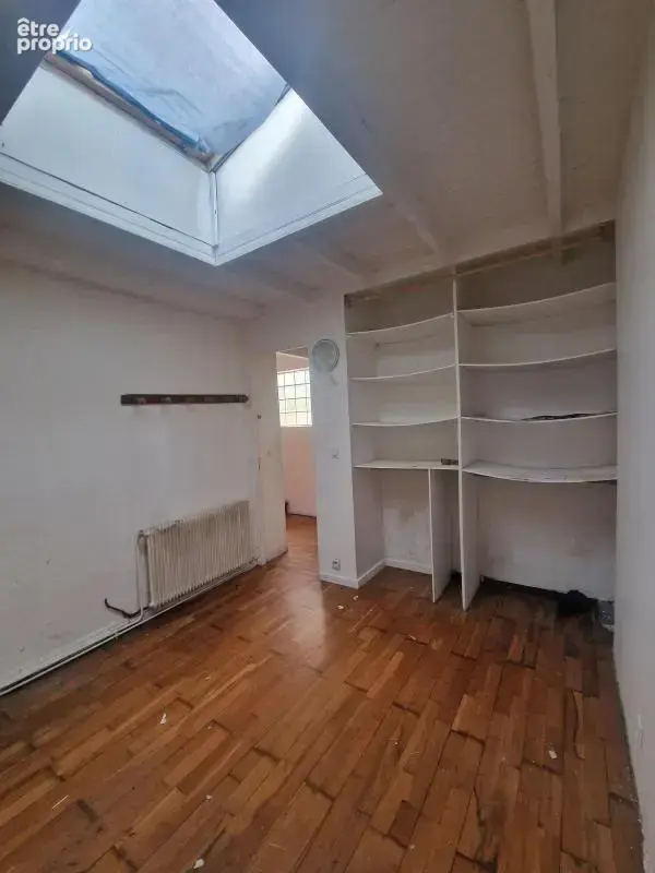 Maison à rénover en fond de parcelle de 240m² de terrain. Idéalement située à moins de 10 minutes à pied de la gare, cette maiso - photo 8