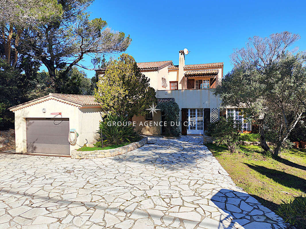 A vendre villa 6 pieces 4 chambres solarium avec apercu mer piscine a proximite du centre ville de saint aygulf - photo 18
