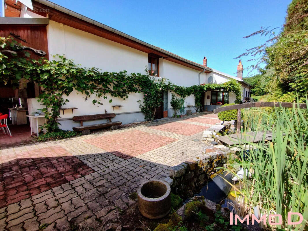 Maison à LA CHAPELLE-DEVANT-BRUYERES