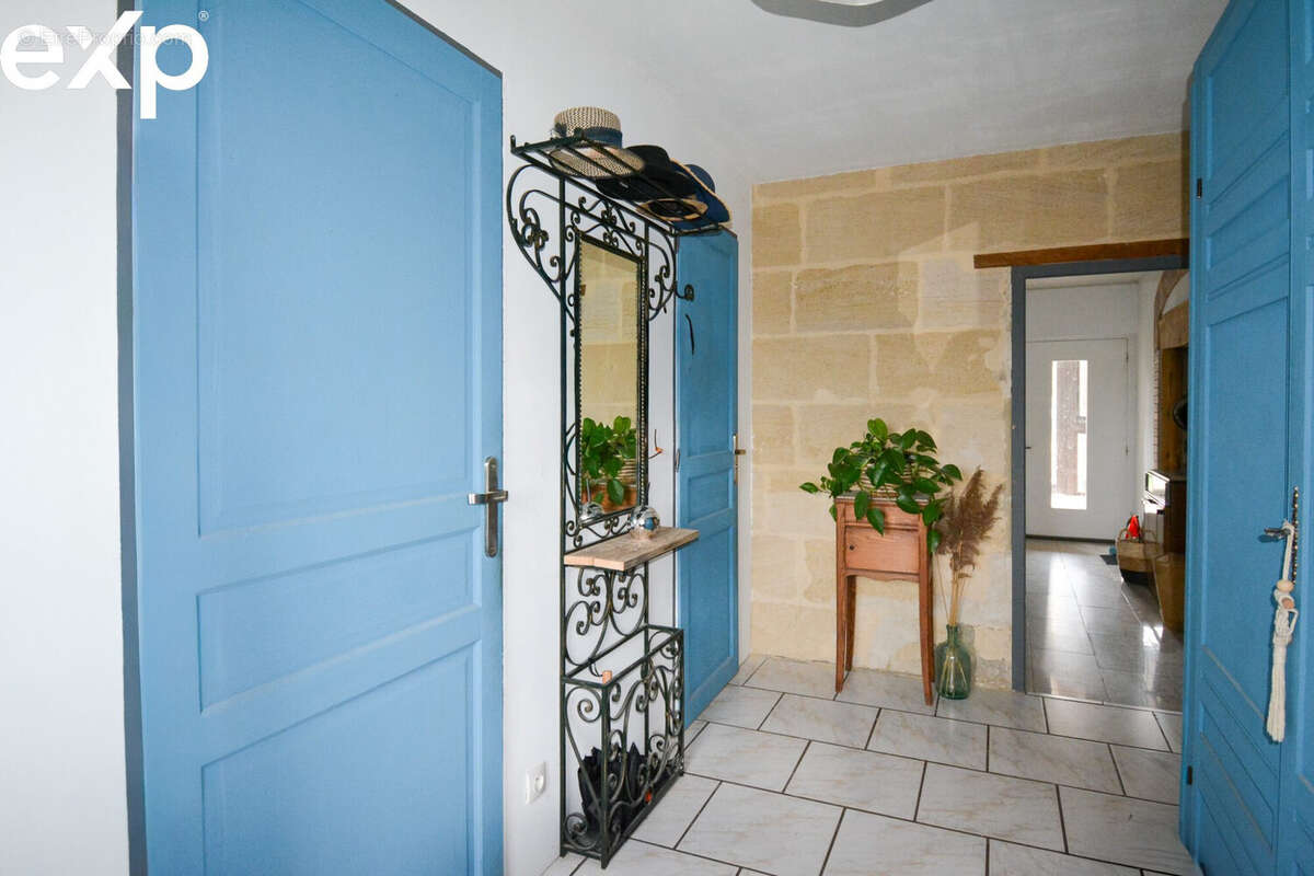 Hall d'entrée spacieux - Maison à CERONS
