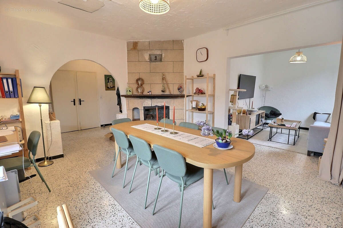 Maison à ENTRAIGUES-SUR-LA-SORGUE