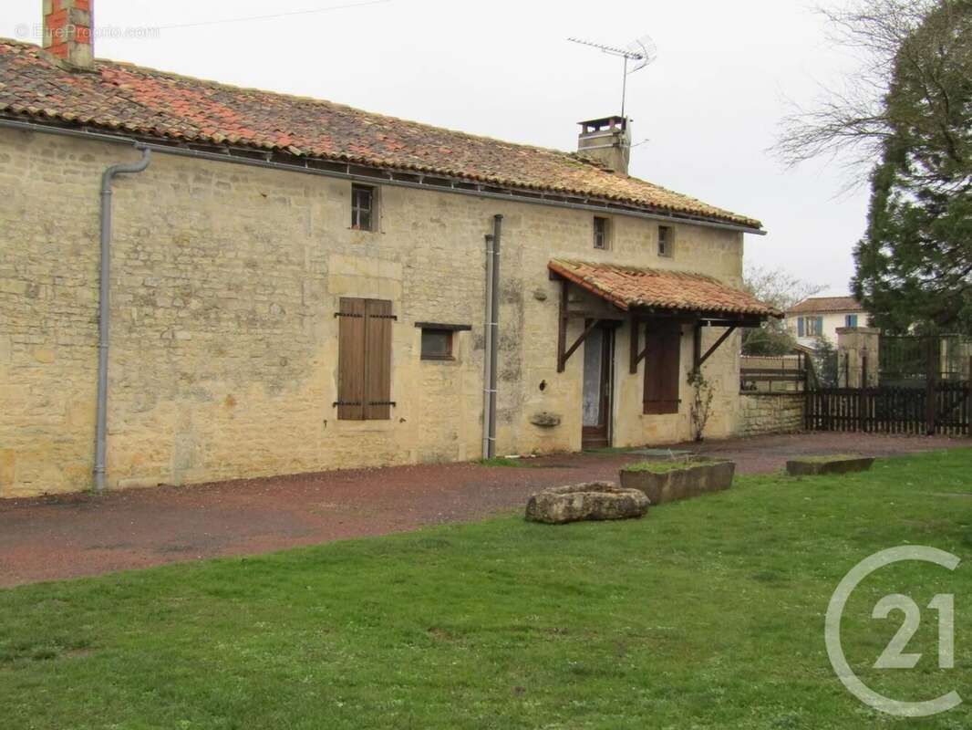 Maison à PIOUSSAY