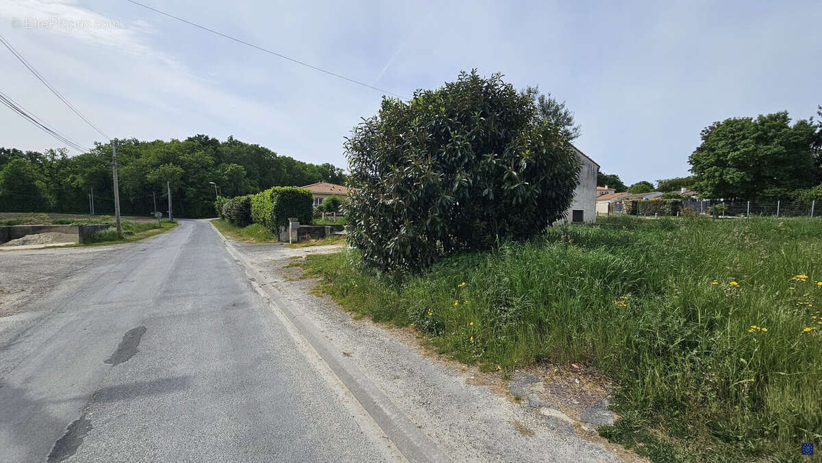Terrain à MEDIS