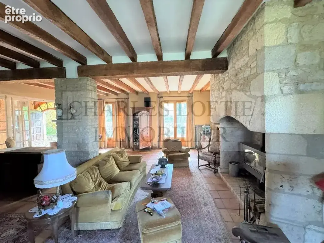 Belle demeure à remettre au goût du jour, nichée dans son parc de plus de 7200 m², avec piscine. - photo 9