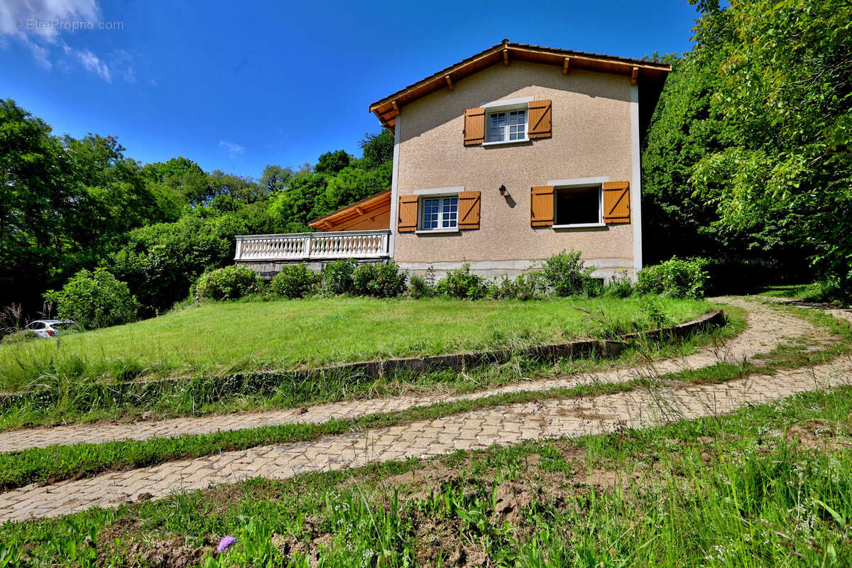 Maison de Type 4 - 149 m2 habitables - Terrain 12950m2 - photo 2
