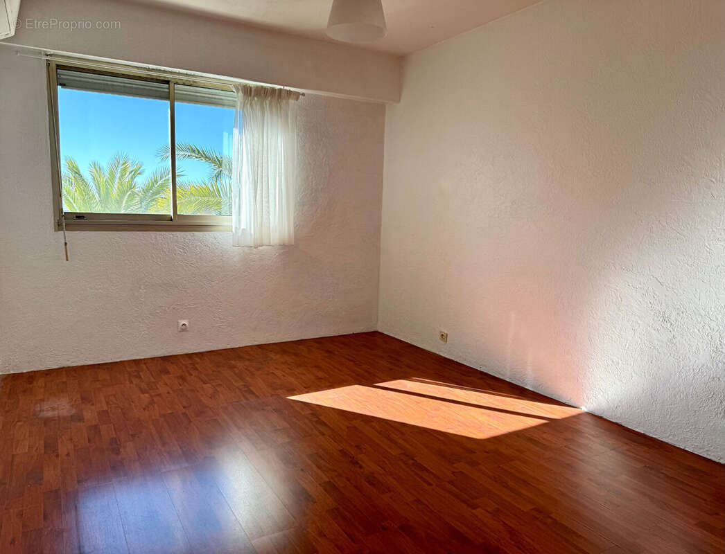 Appartement à SAINT-LAURENT-DU-VAR