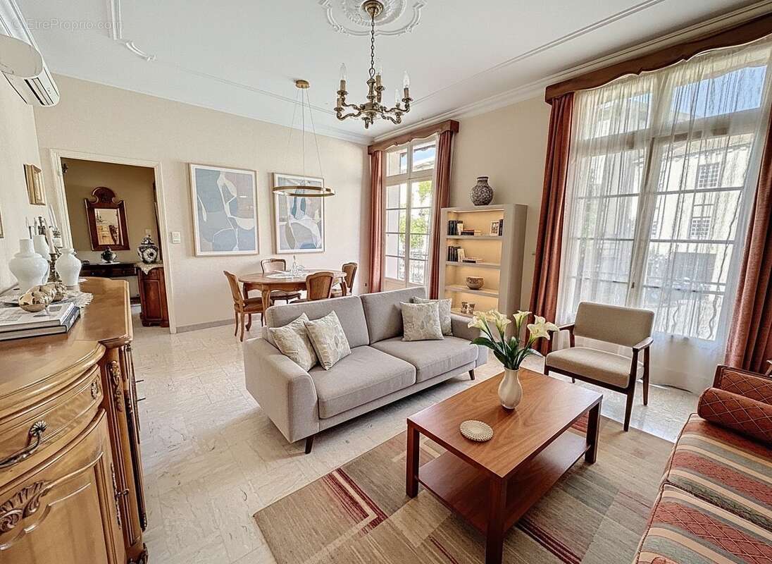 Avignon Intra-Muros Porte Saint Michel : 120 m² Traversant avec Balcon Idéal Famille, Profession Libérale ou Investisseur - photo 3