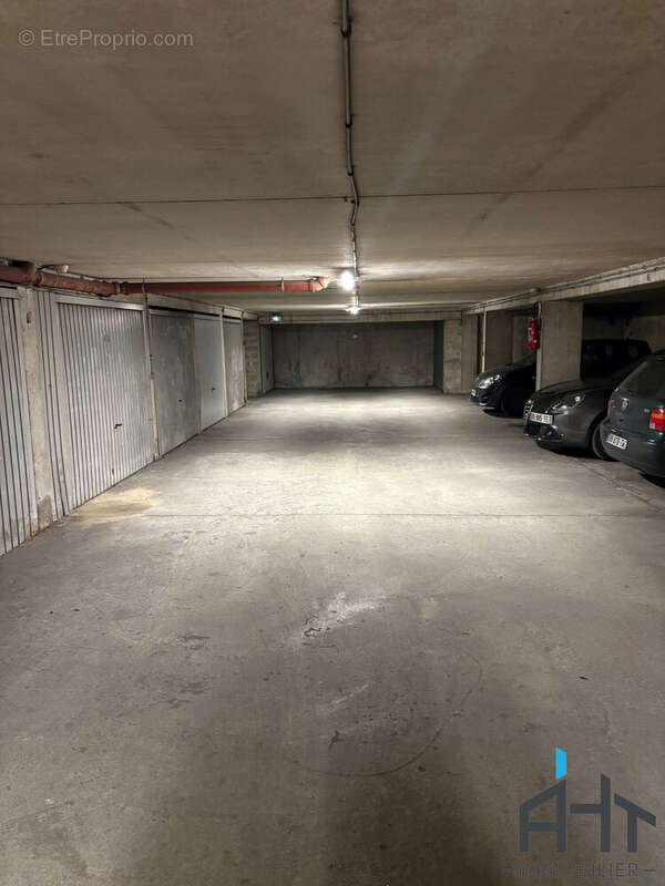 Parking à PARIS-12E