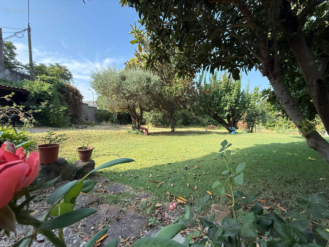 En EXCLUSIVITE Maison de 117m2, 3ch, Jardin de 1610m2 avec forage, carport et stockage. - photo 6