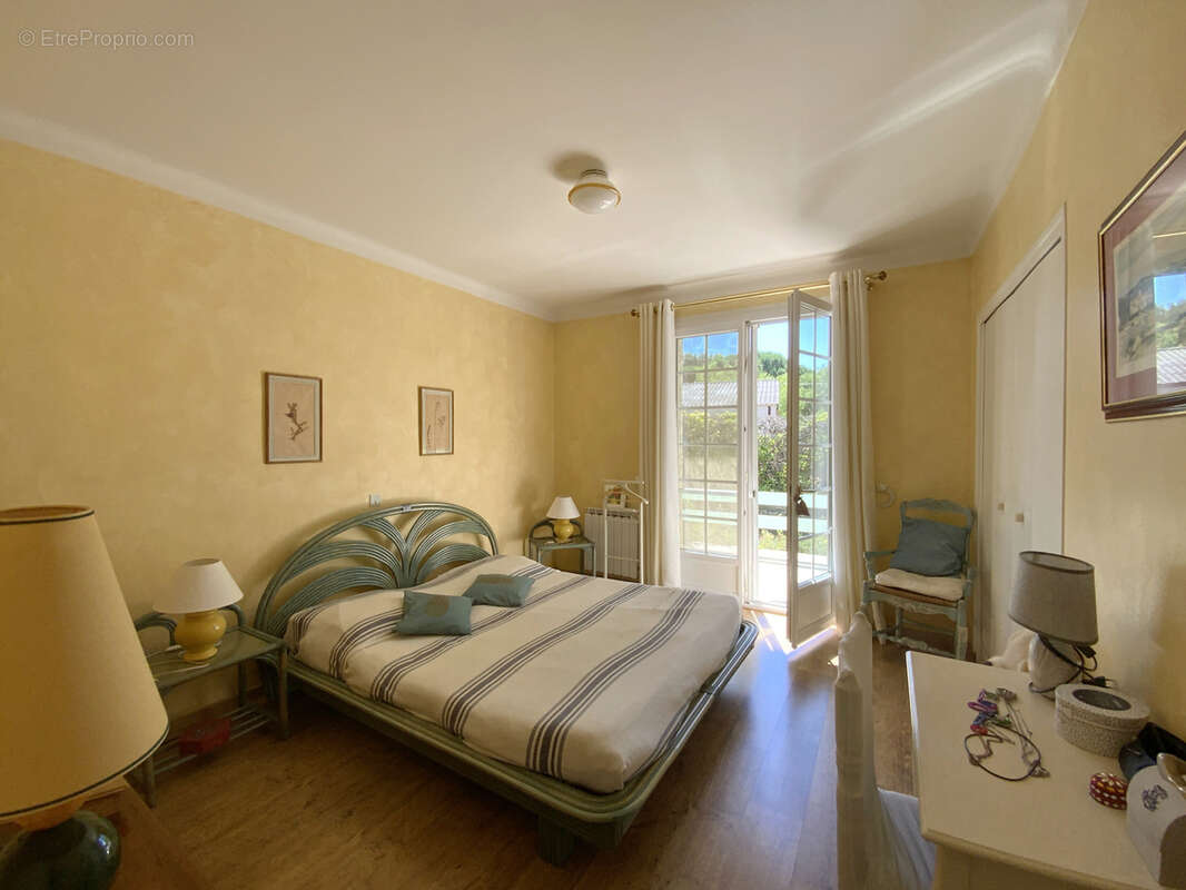 Villa cossue située à Uzès avec terrain de 1400 m2 avec piscine. - photo 12