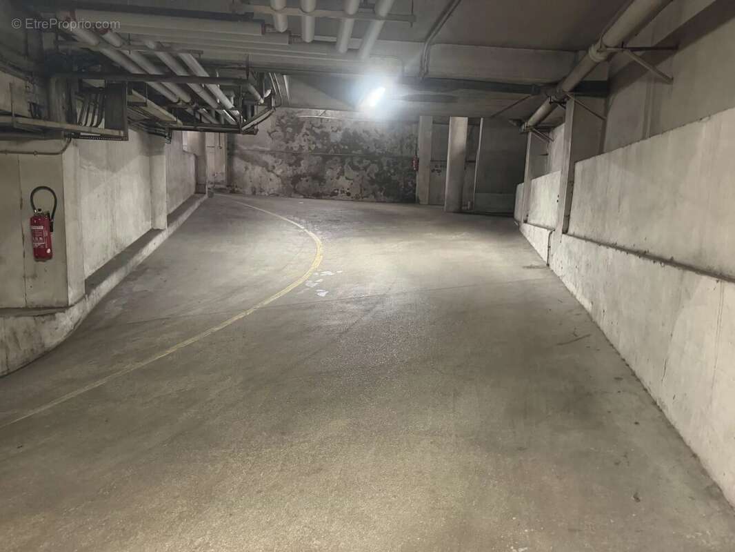 Parking à PARIS-16E