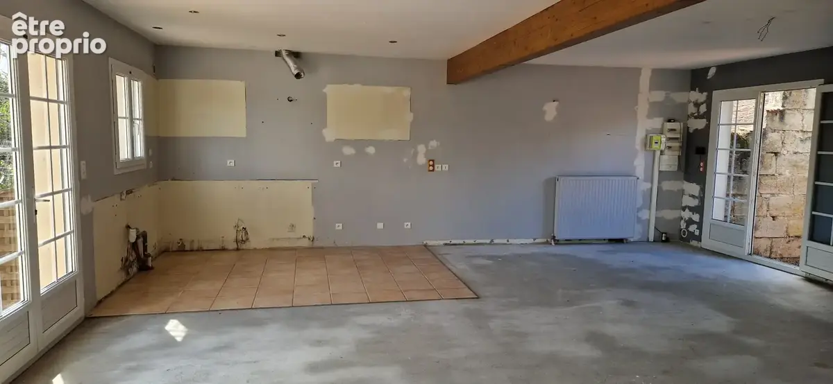maison avec grand garage piscine et jardin en plein bourg - photo 7