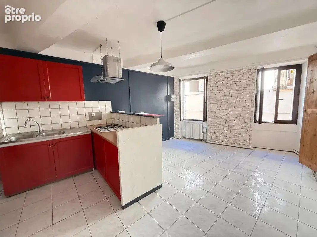 Carnoules – 47 m² habitables et pièce indépendante en maison de village – 108 000 € - photo 2