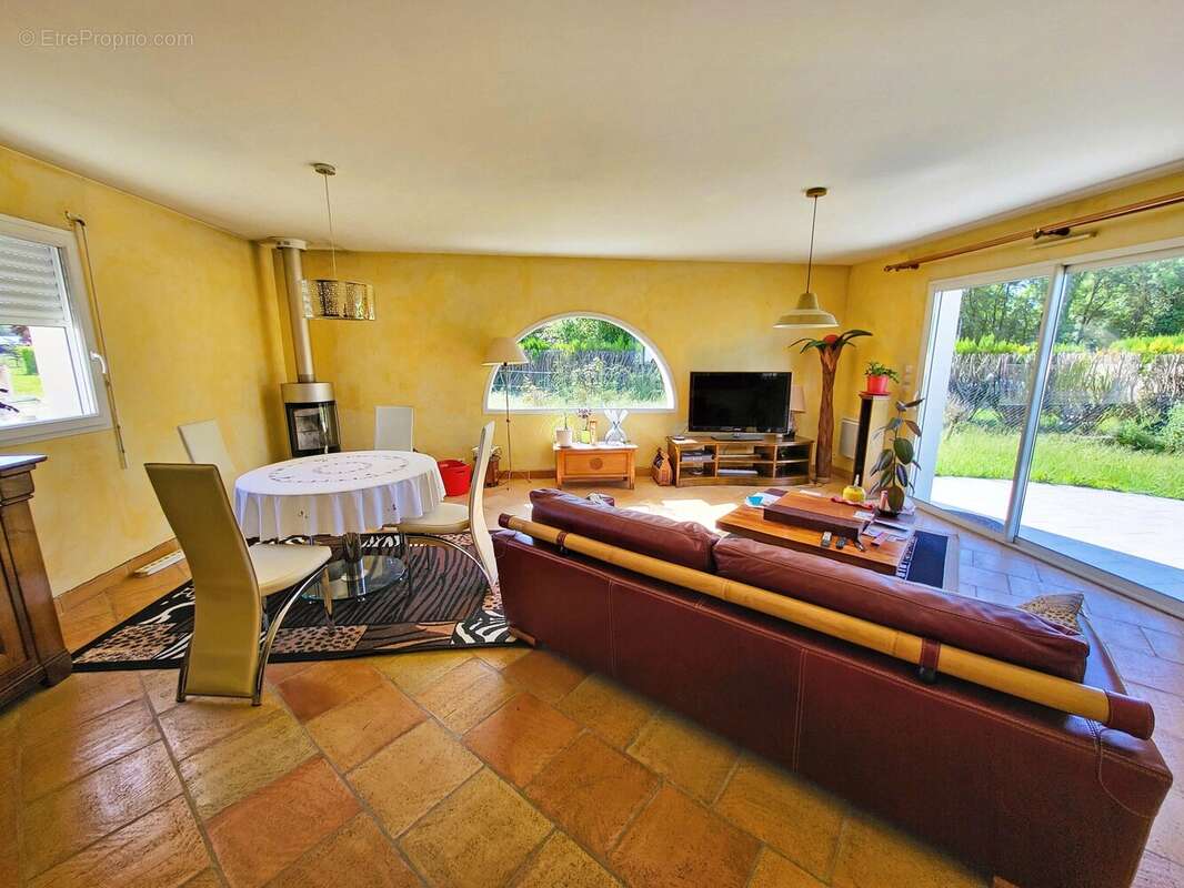 Une maison moderne de 3 chambres, économe en énergie, avec un grand jardin, à proximité de Jarnac - photo 3