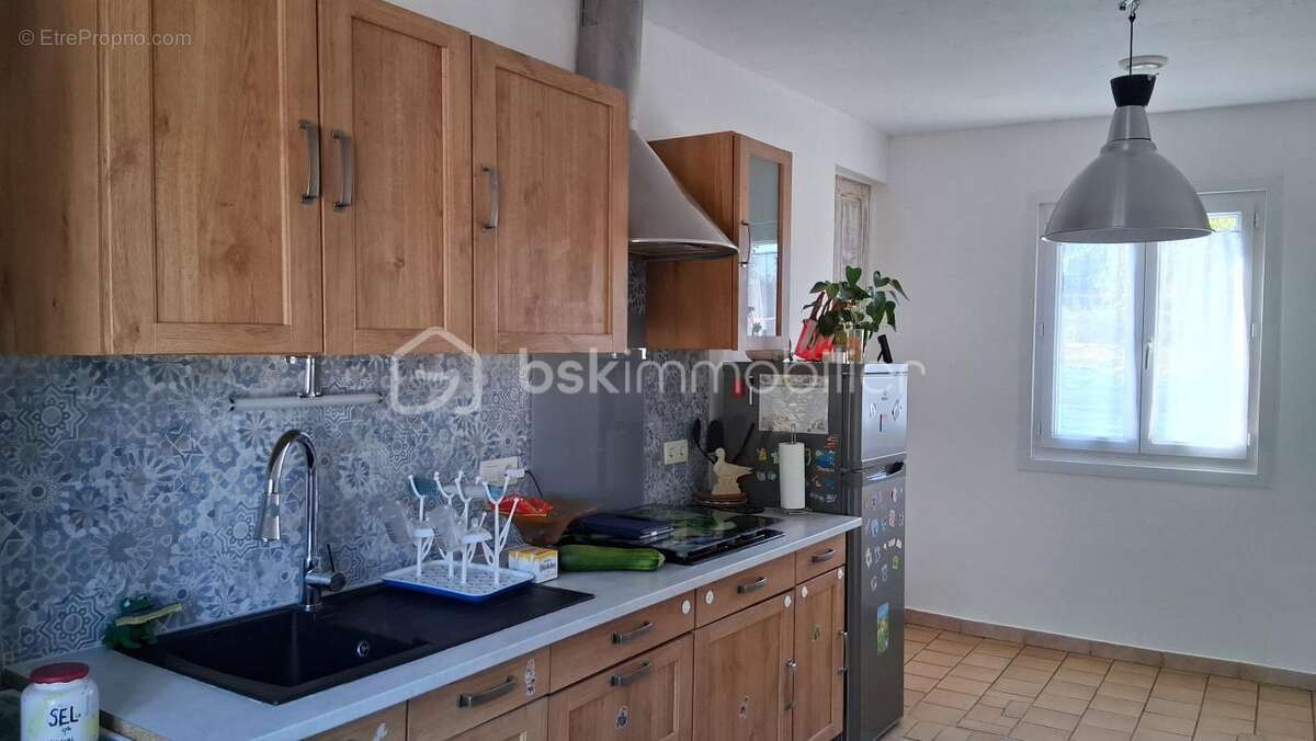 Maison de 71m² +(buanderie de 30m²+dependance de 70m² avec possibilite d'amenagement). terrain 703m² - photo 3
