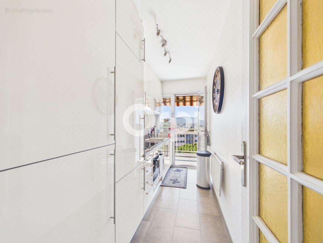 Dernier etage - vue degagee - lumineux - terrasse - parking - cave - photo 5
