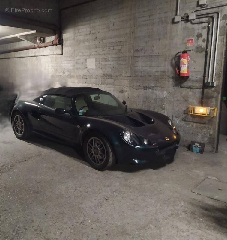 Parking à PARIS-17E