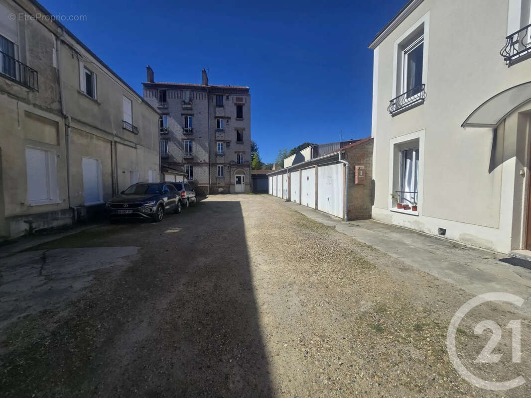Parking à SAINT-MAUR-DES-FOSSES