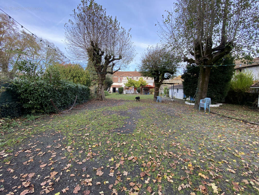 Commerce à LOURES-BAROUSSE