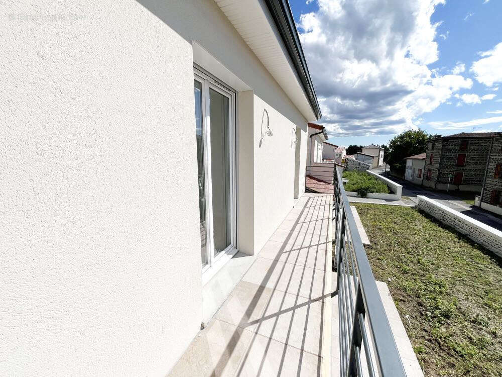 Maison à SAINT-BEAUZIRE