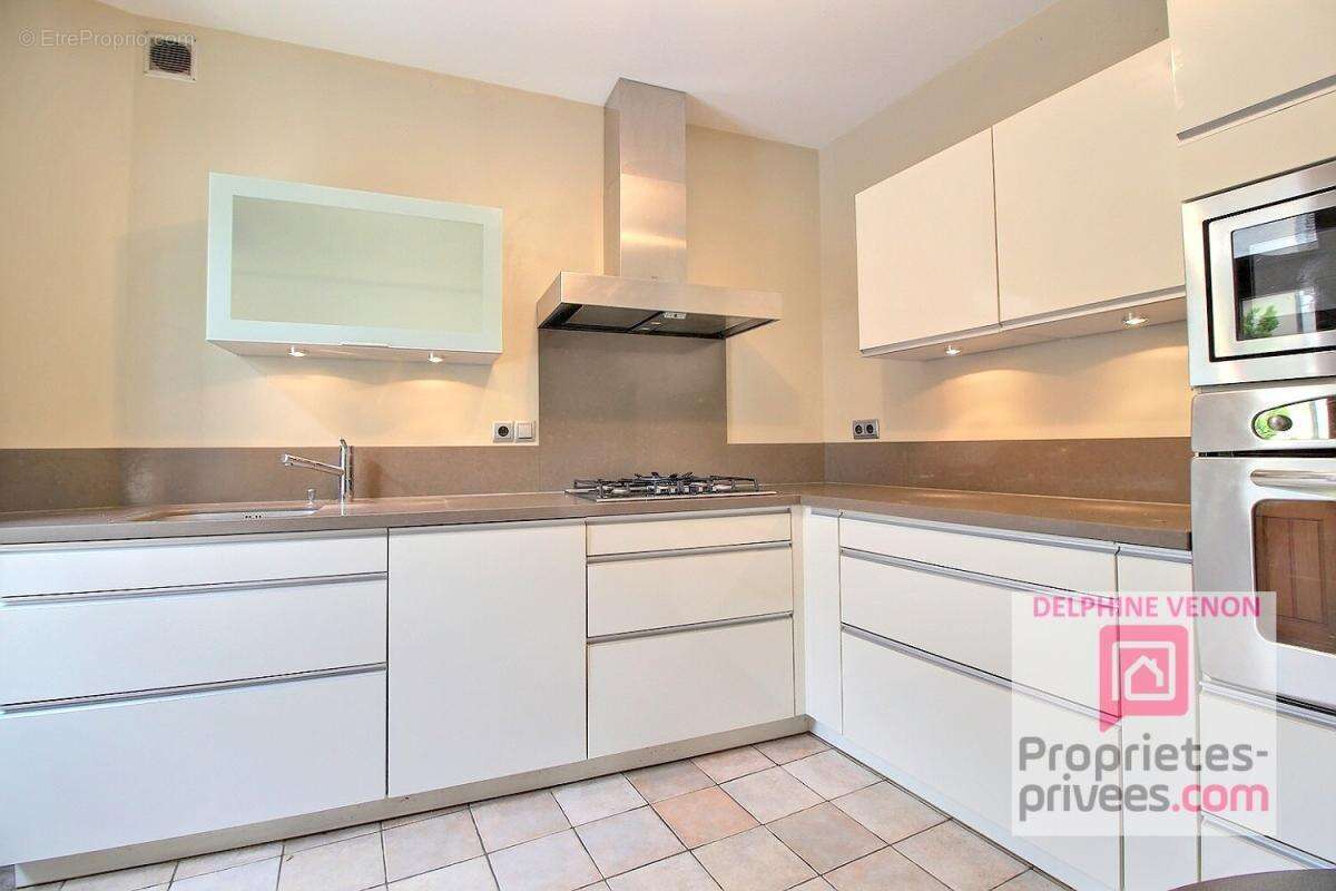 Maison de 200 m²  avec vie en plain pied + grange et cave voutée sur un terrain de 525 m² en hypercentre de Châteauneuf sur Loir - photo 2