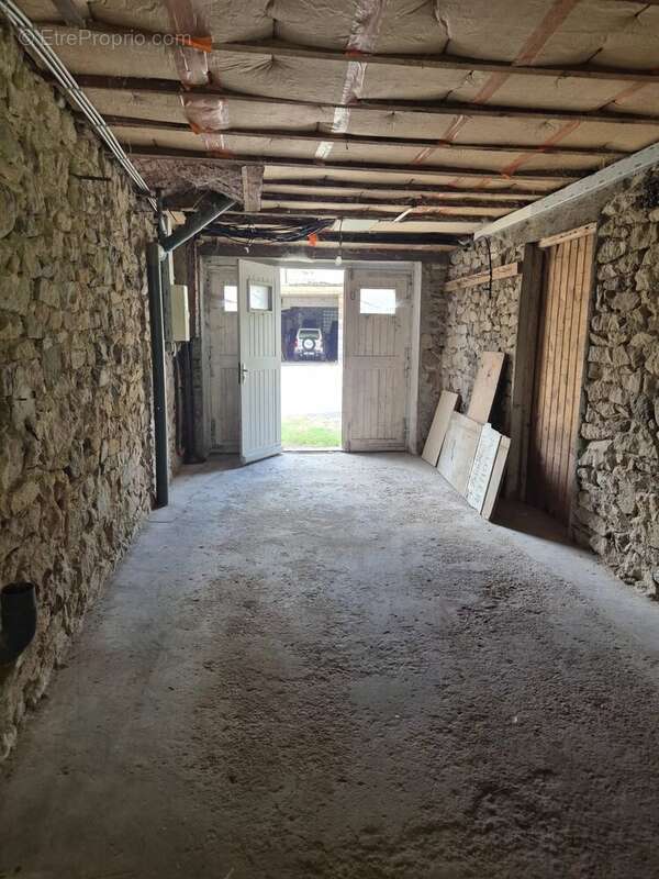 Maison en pierres sur deux niveaux à Laussonne - photo 13