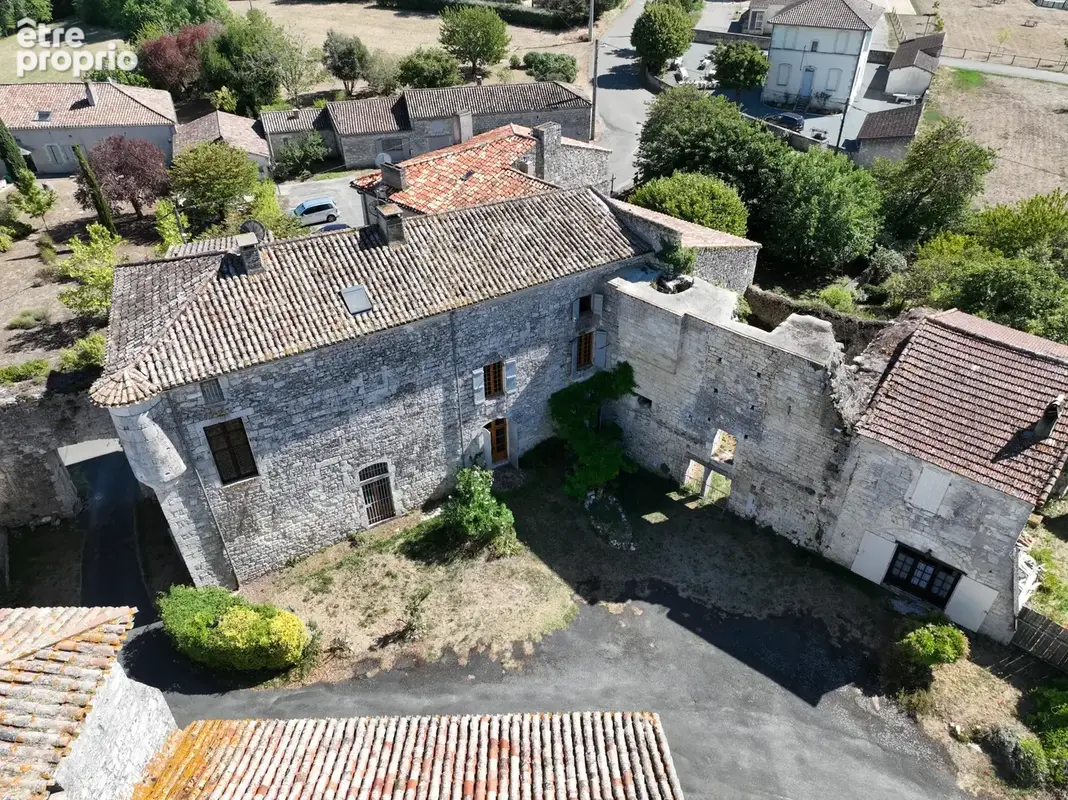 château d'exception au cœur d'un village historique - photo 3