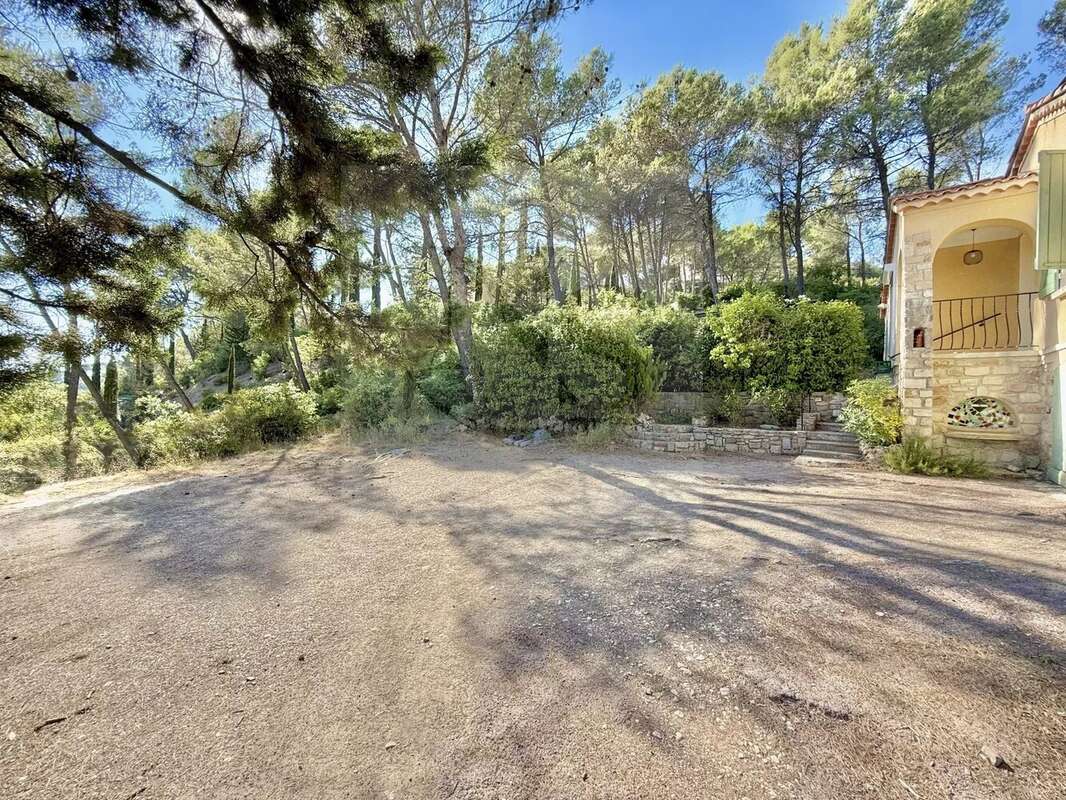 Saint-marc-jaumegarde / terrain constructible en position dominante - photo 4