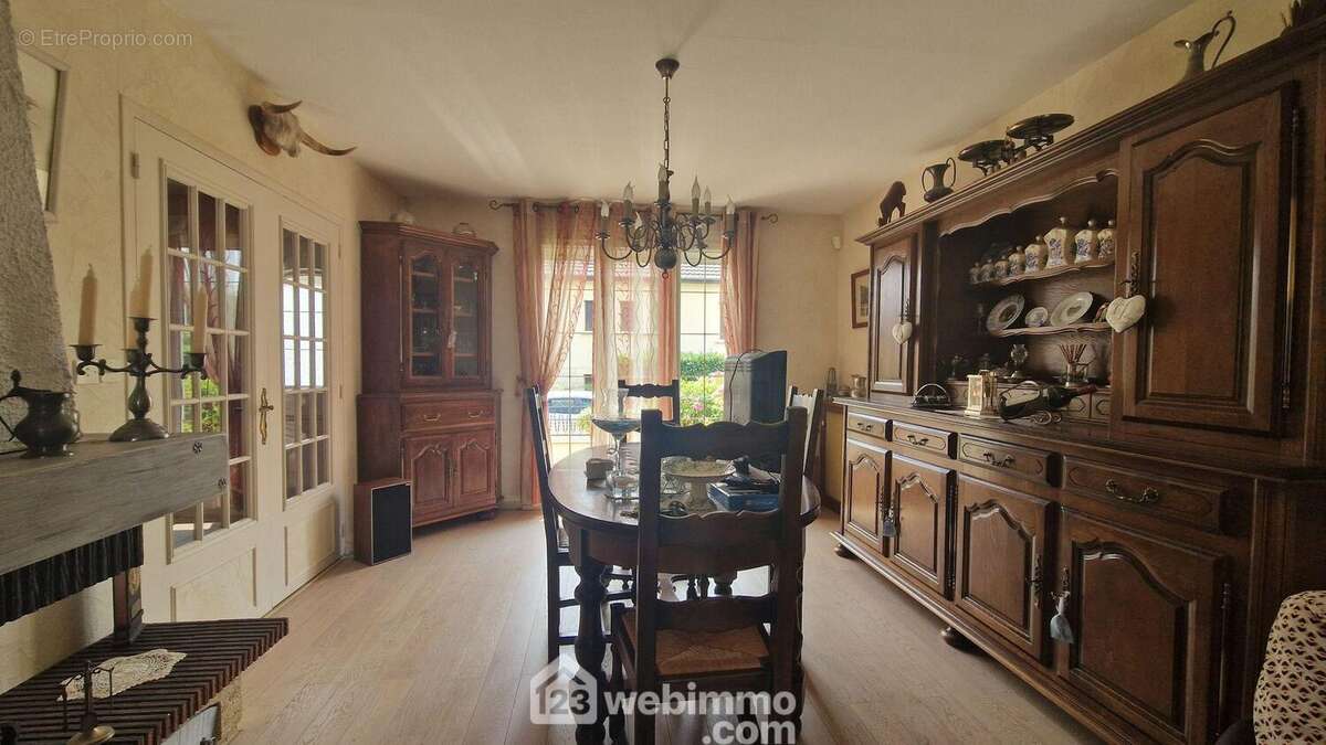 Un espace salle à manger lumineux