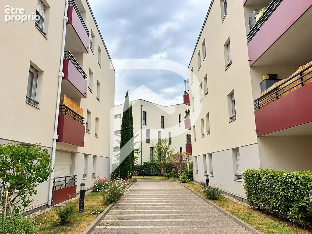 Meyzieu Gare - T4 de 78 M² - Terrasse, climatisation et double garage - photo 12