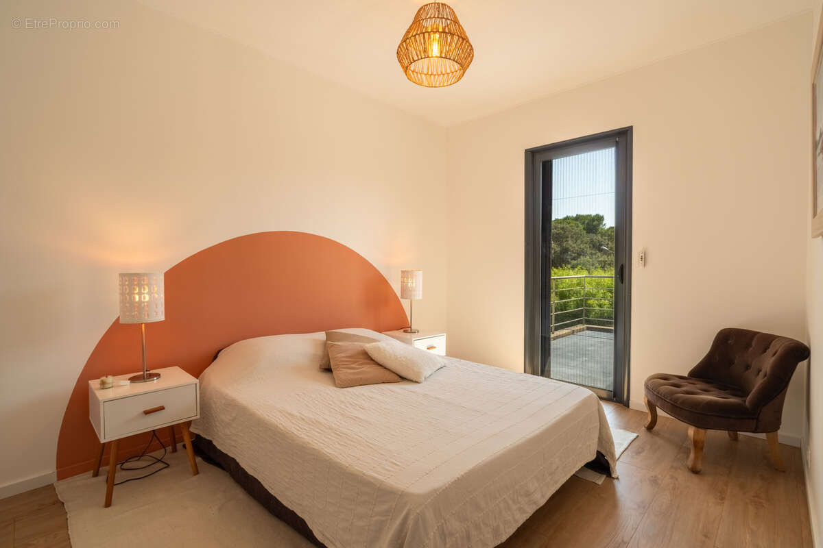 Villa d'architecte : élégance contemporaine et prestations de qualité au cœur d'une résidence privée - photo 12