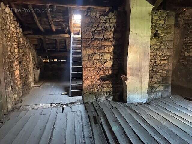 Appartement à COURS-LA-VILLE