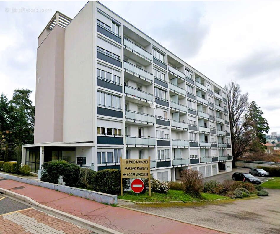 Appartement à SAINT-PRIEST-EN-JAREZ