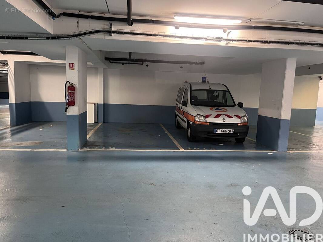 Photo 1 - Parking à SURESNES