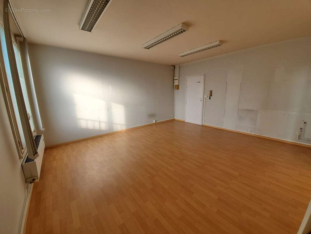 Commerce à MEZY-SUR-SEINE