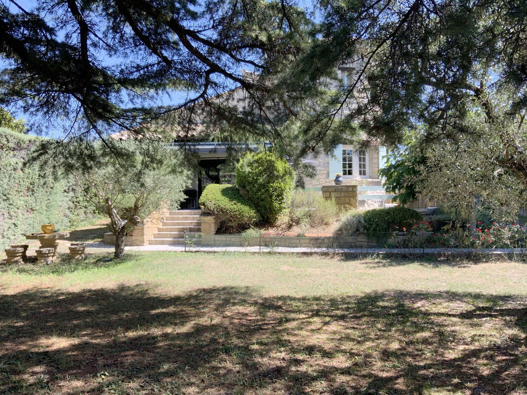 Villa cossue située à Uzès avec terrain de 1400 m2 avec piscine. - photo 6