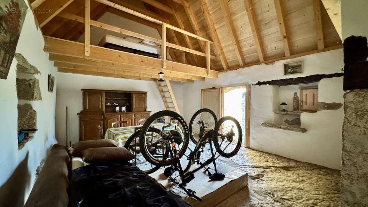 Maison à SAULIAC-SUR-CELE