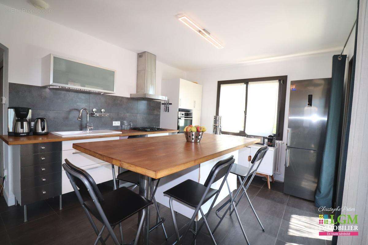 VALRÉAS (84) - Maison familiale lumineuse de 173 m² avec 4 chambres au fort potentiel d'aménagement - photo 4