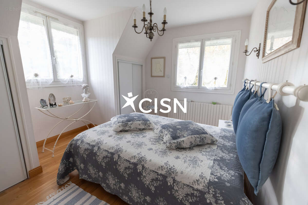 Immaculee belle propriete d'environ 200m2 + sous sol complet sur magnifique terrain arbore de 1919m2 - photo 10