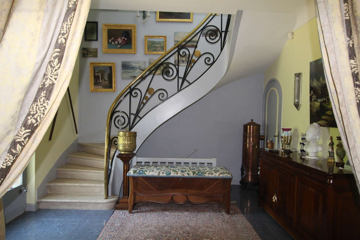 Villa des années 30 avec 2ème maison, grand jardin, grand garage et grande piscine - photo 2
