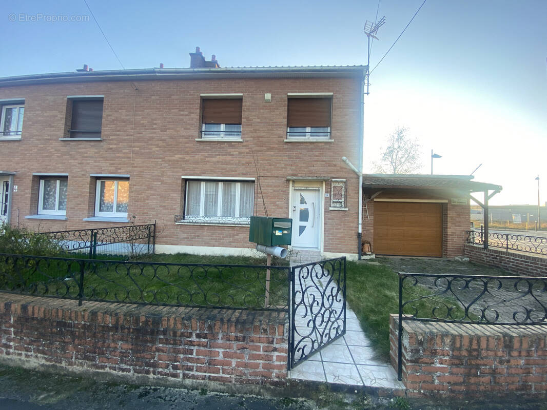 Maison à COURRIERES