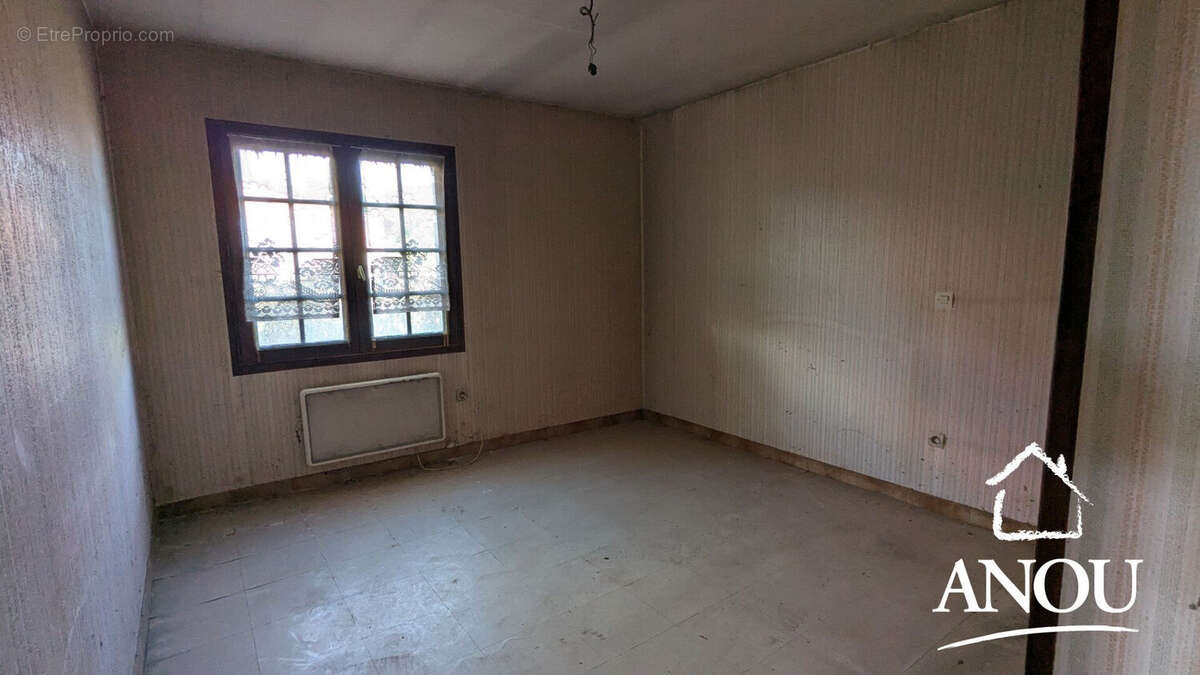 Vaste maison de plain-pied avec dépendances - photo 9