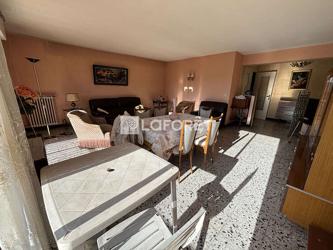 Appartement à SAINT-LAURENT-DU-VAR